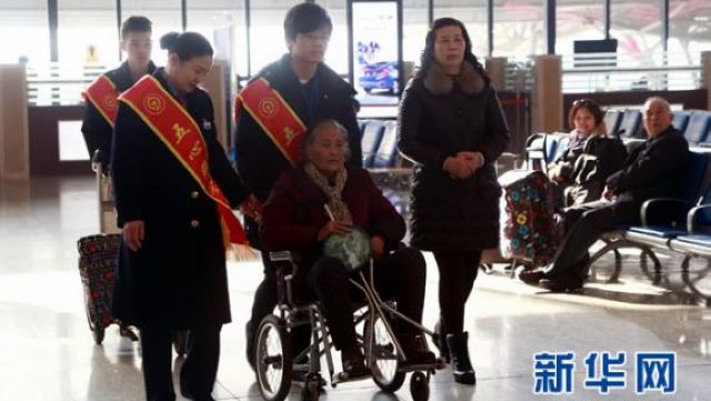 工作人員安排綠色通道，提前組織兩位旅客進站上車。