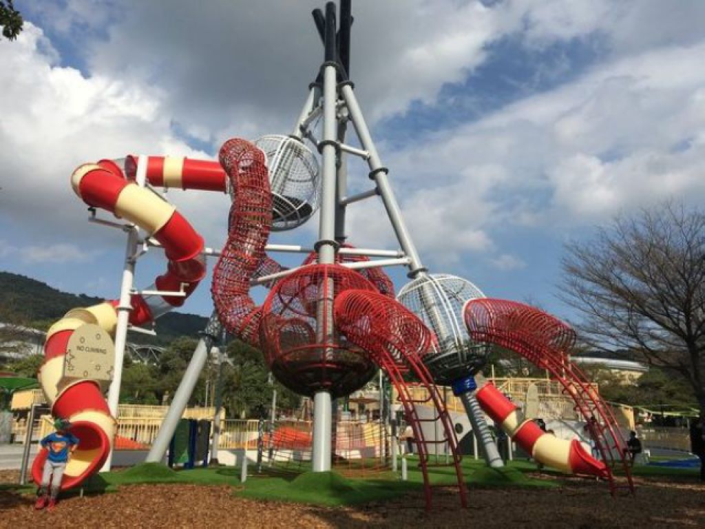 天母夢想樂園的溜滑梯以棒球為主題