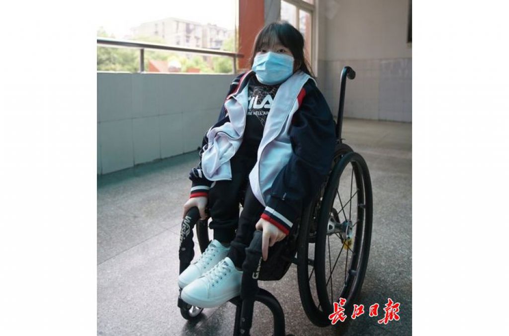 高三学生坐轮椅返校：能和老师同学们一起努力，我信