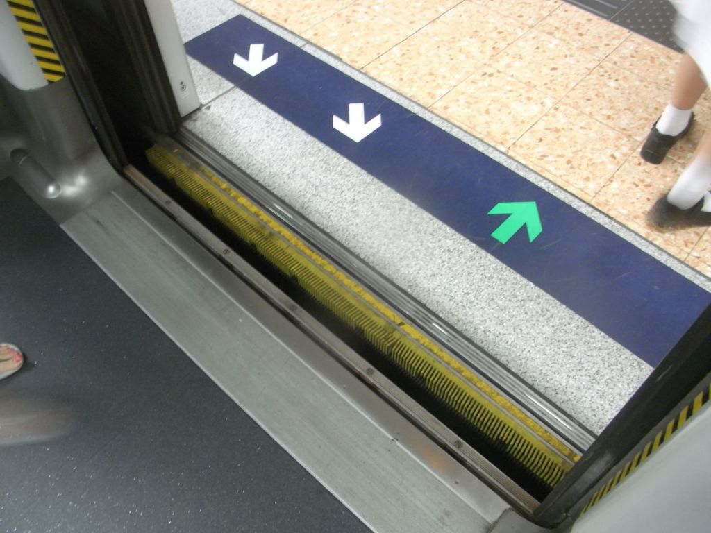 台北捷运车站月台与车厢间缝隙，曾造成多起公安意外，身障轮椅朋友更是饱受其害