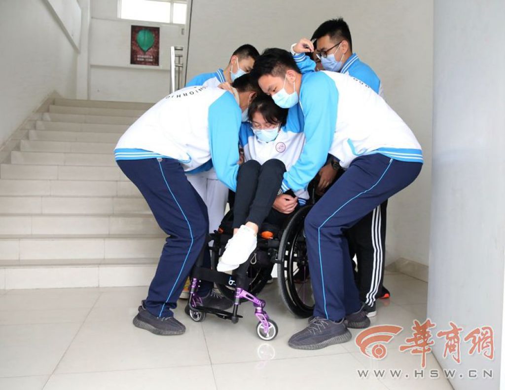 感恩有你们！西安高一女生坐轮椅求学同学们每天抬她上下楼