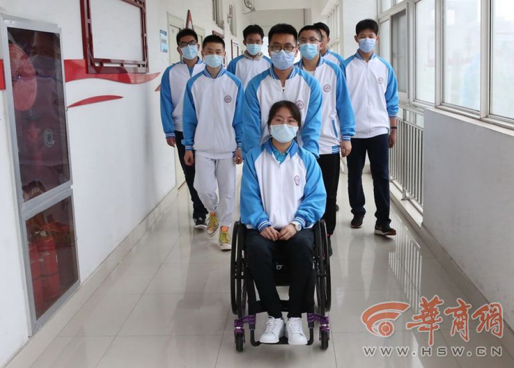 感恩有你们！西安高一女生坐轮椅求学同学们每天抬她上下楼