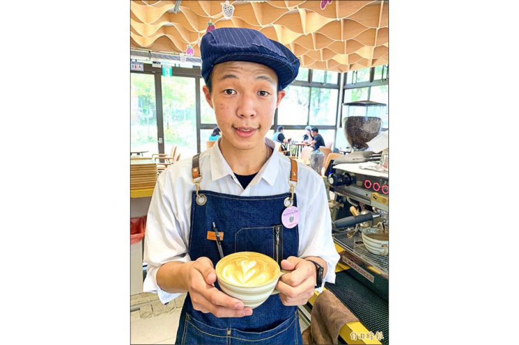 运动、音乐都在行的刘俊祥，做出完美咖啡拉花