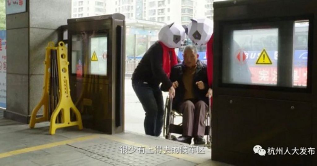 过高的公交站台

