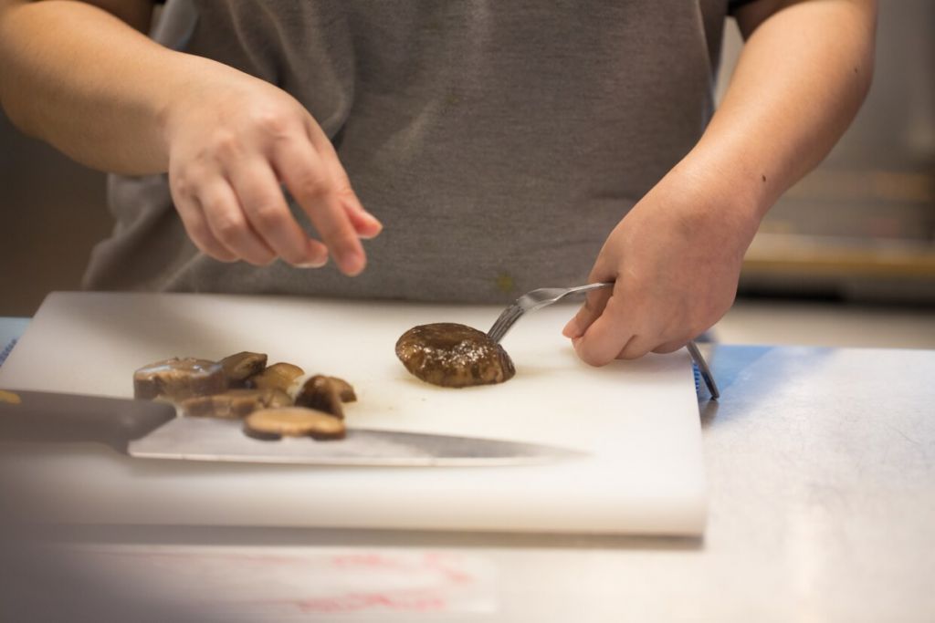 將筆直的叉子折彎，仿效人手，能固定濕滑的冬菇；讓手部有障礙的Carol，可以如正常人般切割食材。