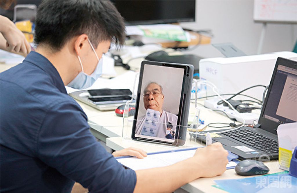 除了免費送藥上門，計劃還招請了藥劑師義工免費為長者提供視像服藥諮詢服務。