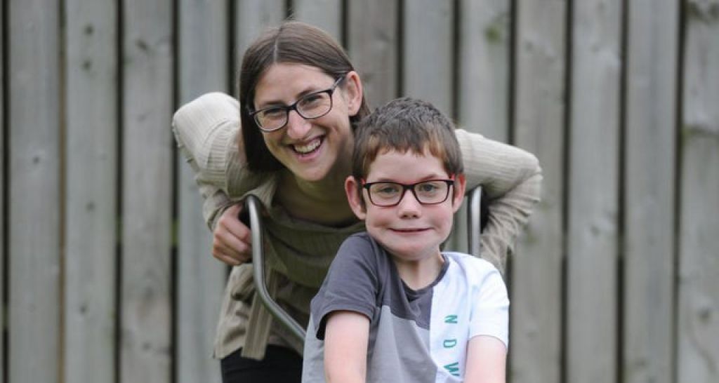 九歲的塞巴斯蒂安需要一個新的電動輪椅。
維多利亞·莫比（Victoria Mawbey）和她的兒子塞巴斯蒂安（Sebastian）。