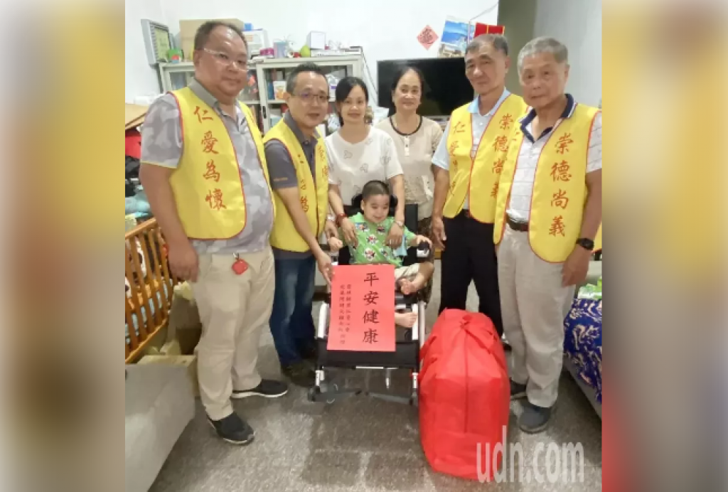 亞洲3名罕病童她家有2個 有人捐洗澡輔具減輕她負擔