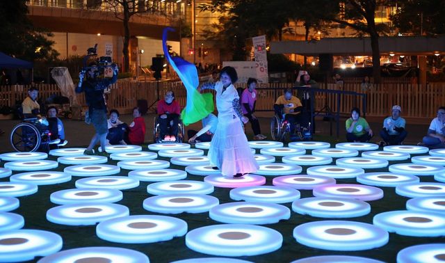 輪椅使用者在 Super Pool 的邊緣位置