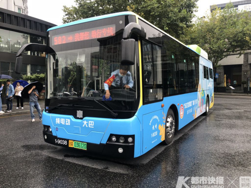 本週六，杭州首條助行專線582路將正式上線運行。今天上午，582路在六公園首次亮相，不少殘疾人士搶先體驗了一番。