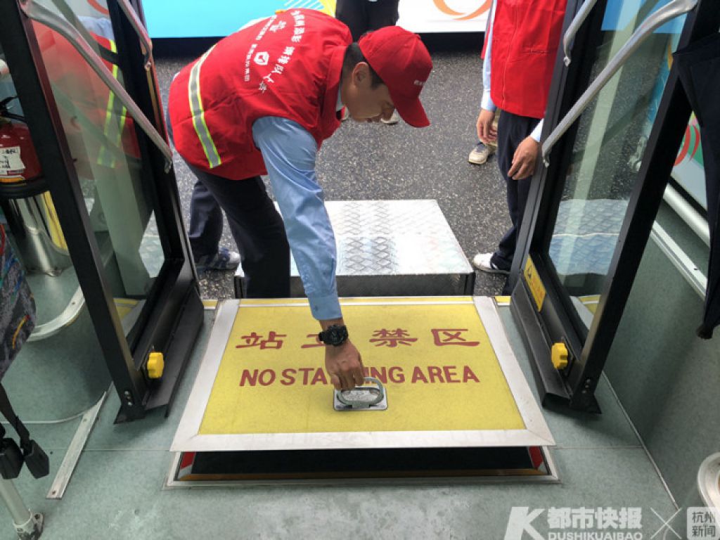 其次，普通純電動公交車廂內兩側均設有座椅，公交集團將582路車輛車廂箱體正中部分座位拆除，大大擴展了空間，並在兩側安裝軟棉擋板防止輪椅滑行。