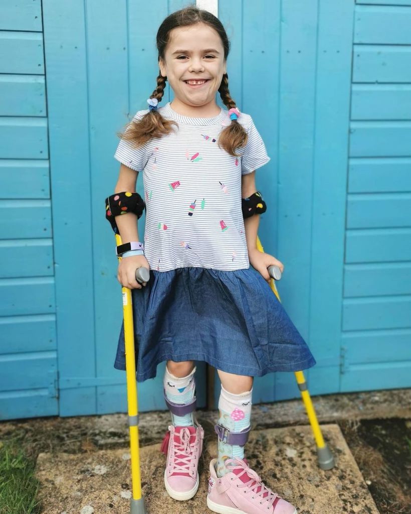 【爱心病童】6岁罕见病女孩克服腿部肌肉萎缩　化身「神奇女侠」挑战长征300公里筹款