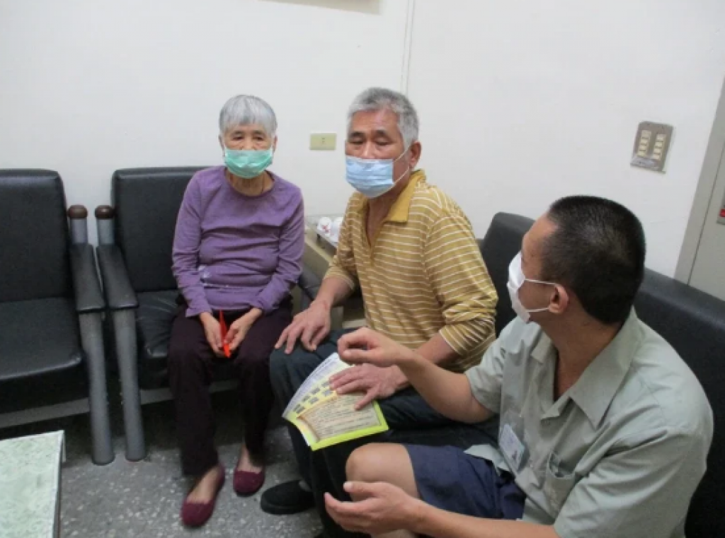 收容人阿祥家境困难，南投看守所今天安排阿祥祖母和伯父探望，阿祥承诺祖母会乖乖服刑，将来好好工作照顾家人。