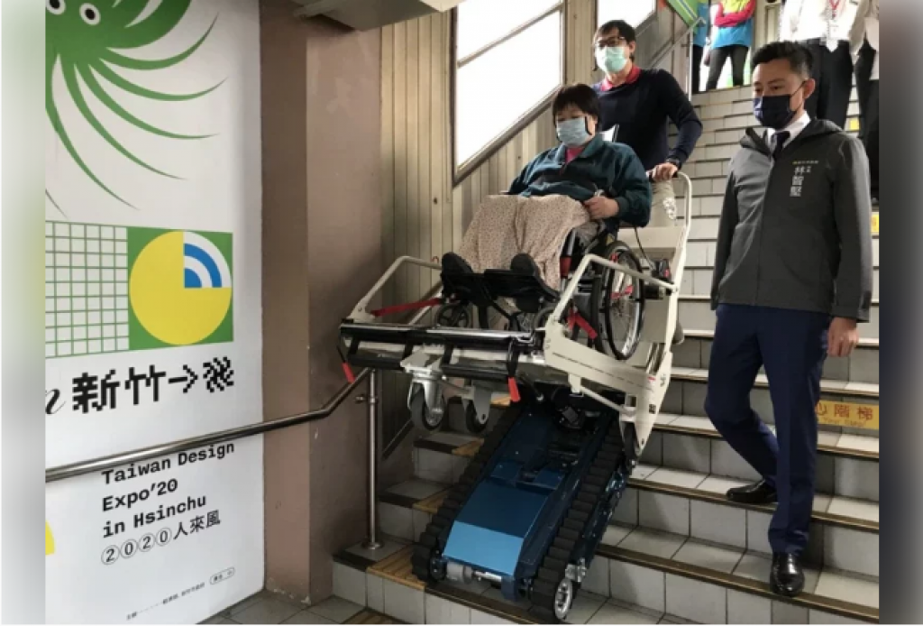 方便轮椅族上下月台楼梯 竹市府与台铁合作设爬梯机