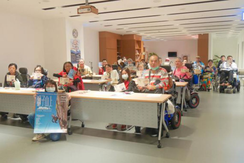 一架轮椅一双手攀登《狮子山上》鼓舞身心障碍者