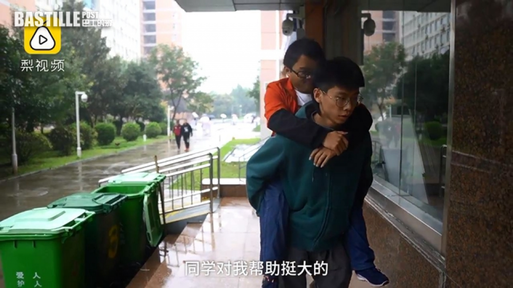 推轮椅接送次子 慈母无言照顾3残障儿：全家健康就高兴