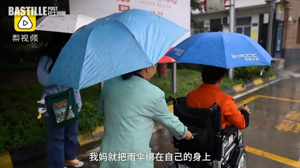 推轮椅接送次子 慈母无言照顾3残障儿：全家健康就高兴