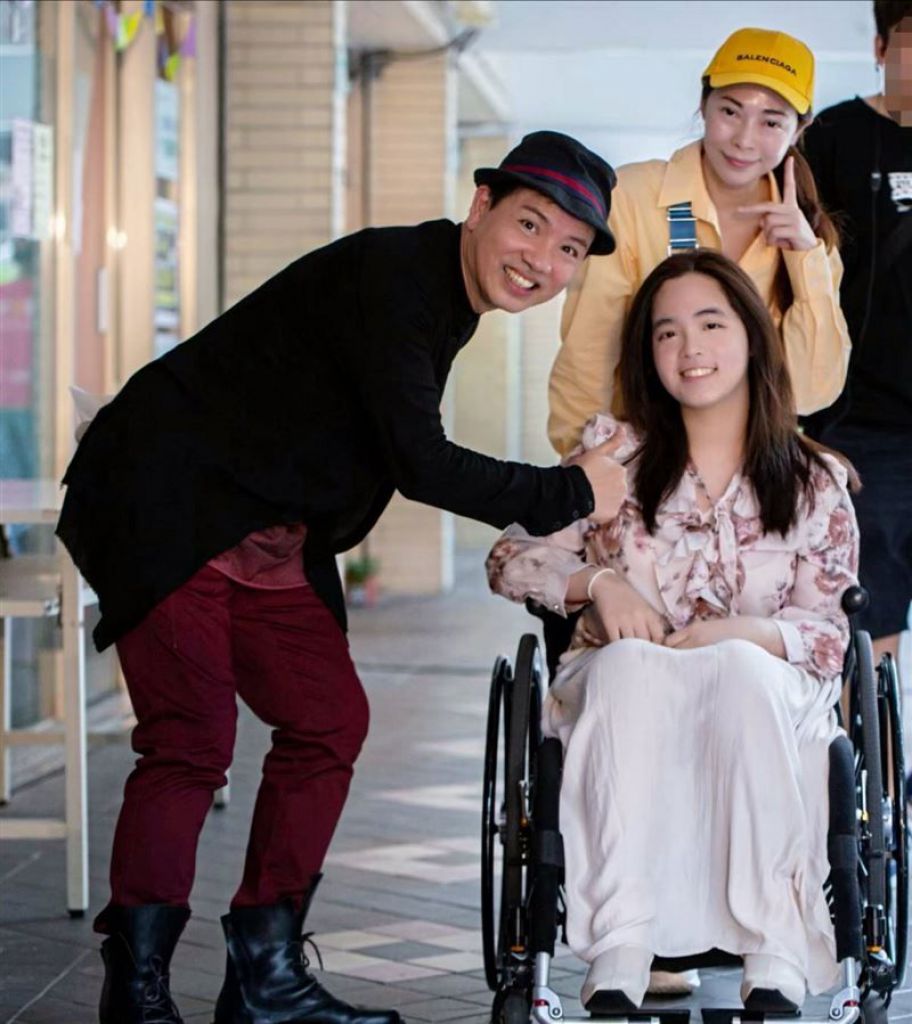 女儿得罕病坐轮椅 女星泪崩失去方向