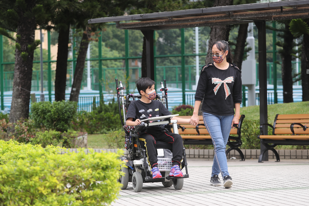 【生命小鬥士】曾駕輪椅勇闖戈壁沙漠登高原　12歲罕病男孩捱痛追夢做YouTuber