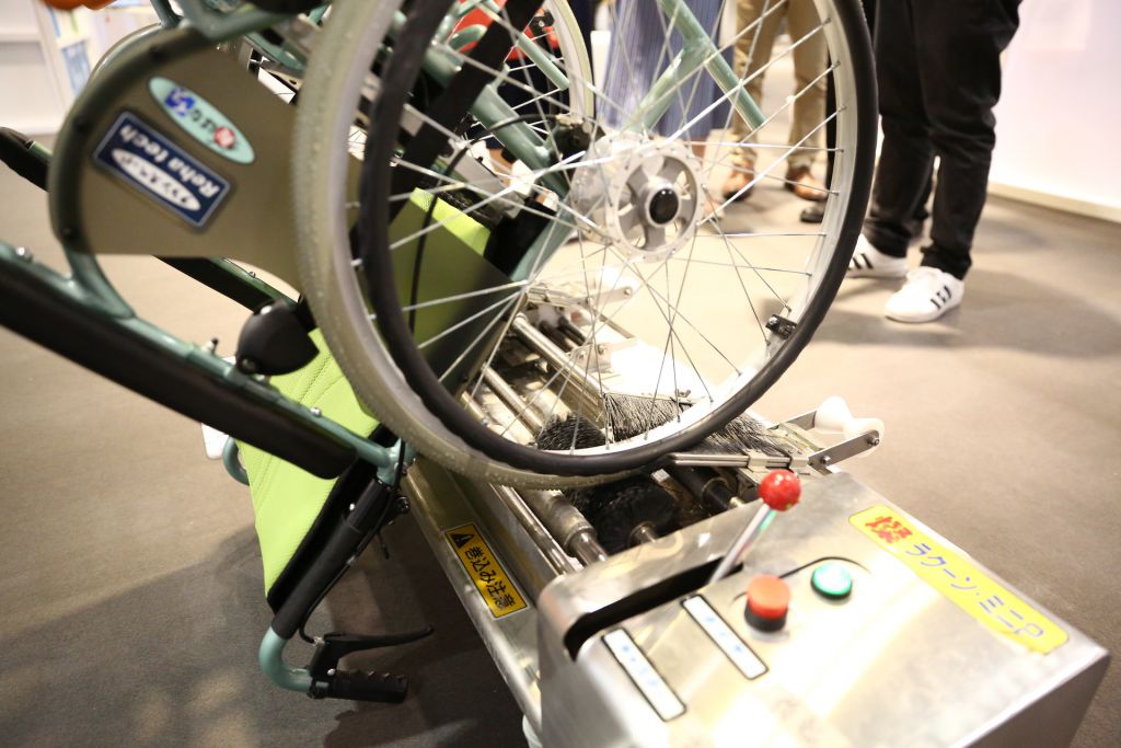 睇清輪椅清潔機運作過程