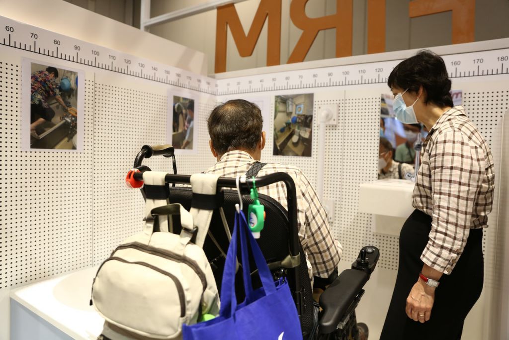 長者智能家居｜瞓住覺洗頭？輪椅Tesla？　樂齡科技展免費任睇