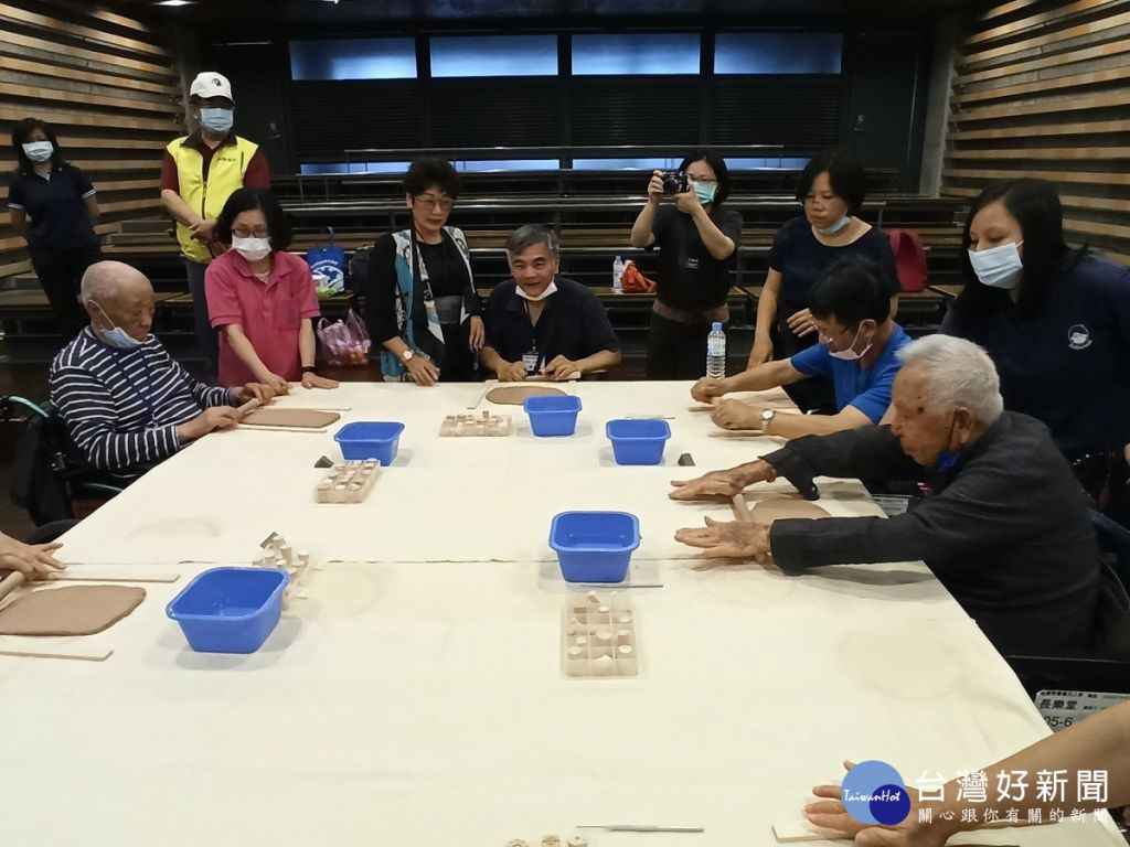 鶯歌陶博藝文之旅 板橋榮家長輩出遊好心情