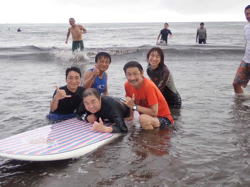 車禍後踏出第一步體驗游泳，現在的堀川還會在協助下去衝浪。