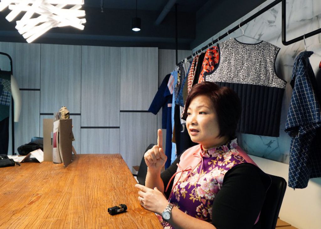 姜太指設計功能性衣服必需有同理心，了解用家的感受。