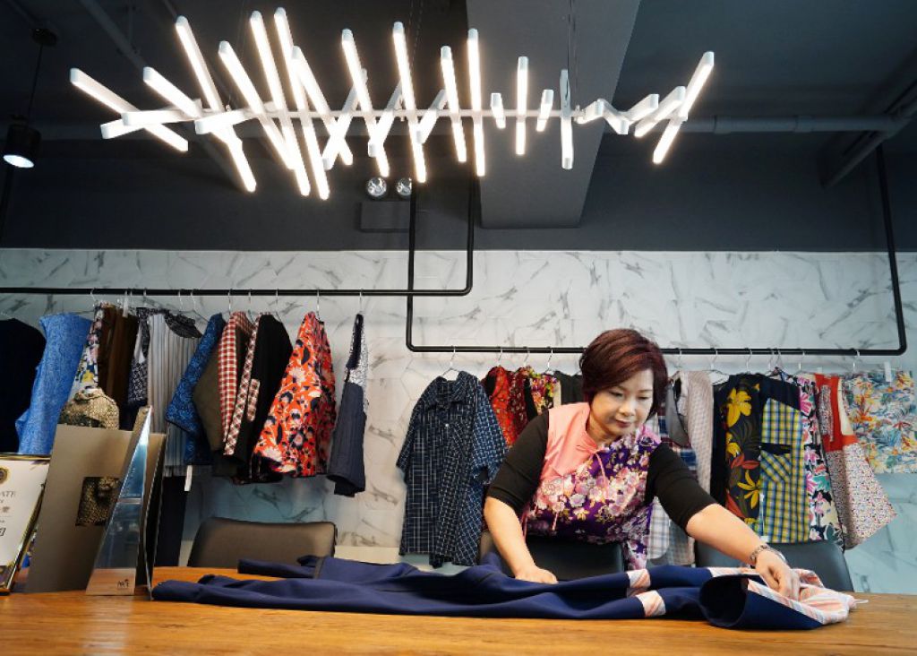 製衣對姜太而言是手到拿來，同時亦別具意義。