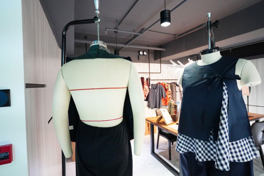 從正面看模特兒衣架的衣服，難以看出是一件口水肩。