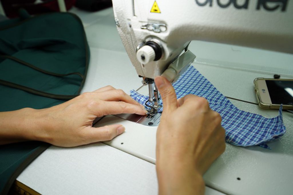 功能性衣物上的圖案，都是由車衣一針一線車出。