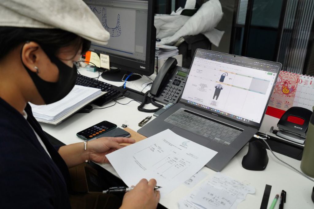 店內設計師身兼多職，除設計服裝外，還打點工作室大小事務。
