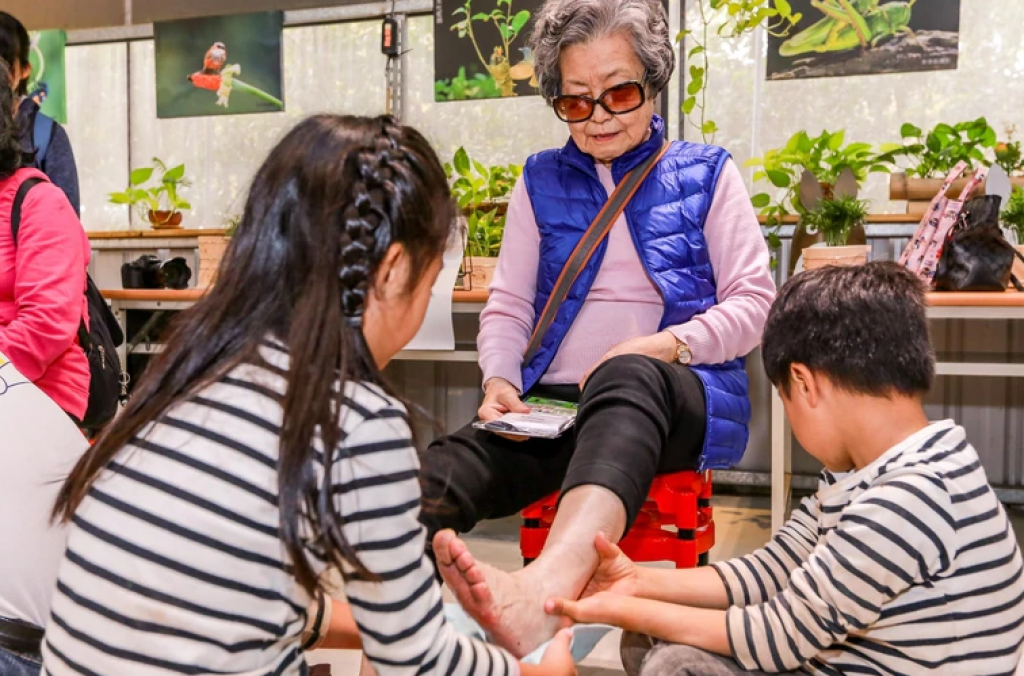 為爺奶洗腳盡孝添福氣。以高齡、行動不便長輩的同理心出發設計慢遊體驗遊程，可以帶來美好的家庭記憶，讓親子關係更增溫。