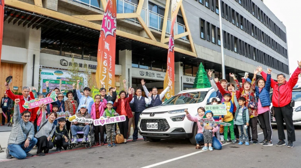 裕隆汽車福氣小旅行，不僅有格上租車的Luxgen URX樂活款全齡式車款可供自駕，還首次入住合勤共生宅旅店無障礙房，體驗高齡住宅友善空間。