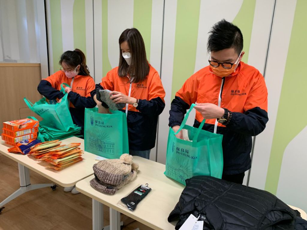 為應對第4波疫情，保良局延續扶弱計劃，除提供食物援助之外，亦會增派時令湯包及禦寒衣物。