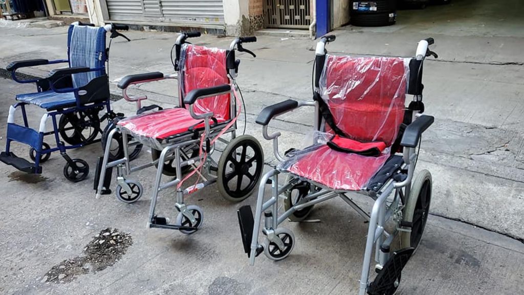 「愛心飯團」疫情下停派飯　改收集生活物資　輪椅贈八旬婆婆街坊