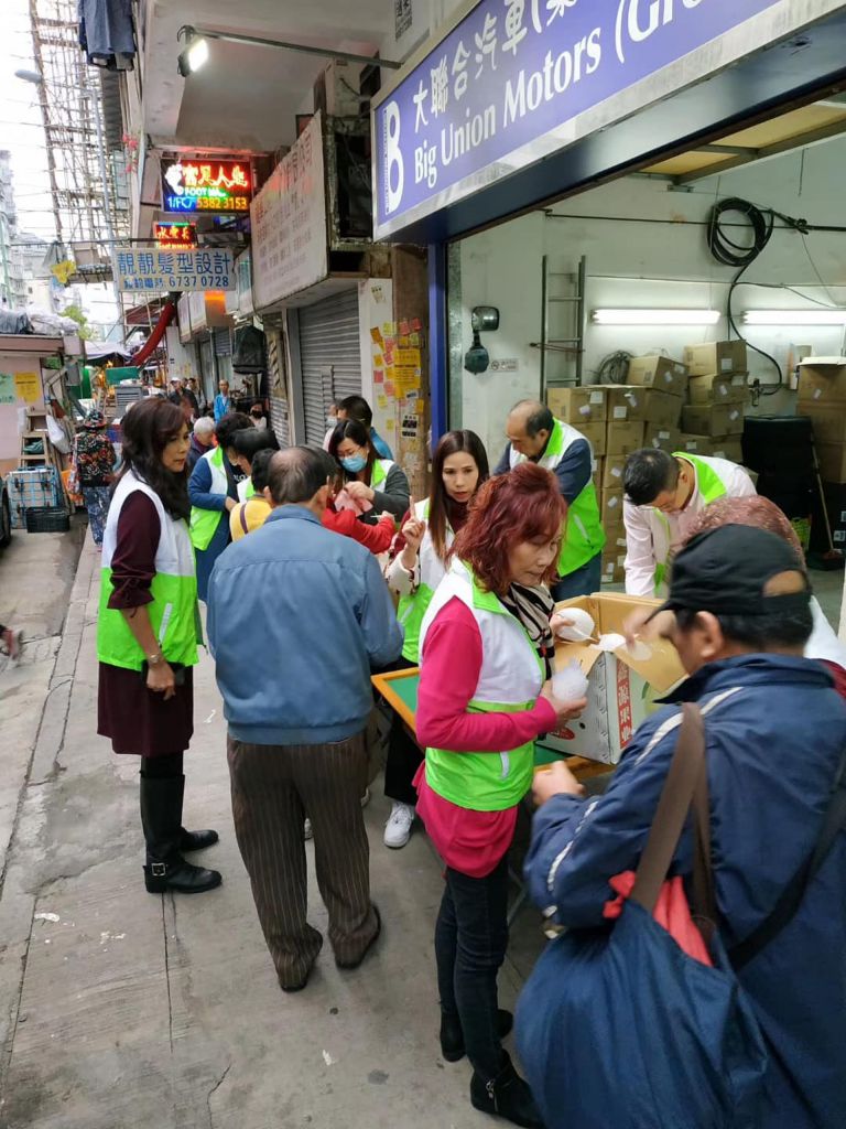 「愛心飯團」疫情下停派飯　改收集生活物資　輪椅贈八旬婆婆街坊