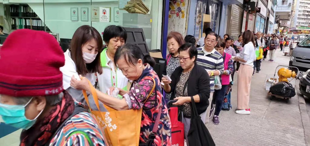 「愛心飯團」疫情下停派飯　改收集生活物資　輪椅贈八旬婆婆街坊