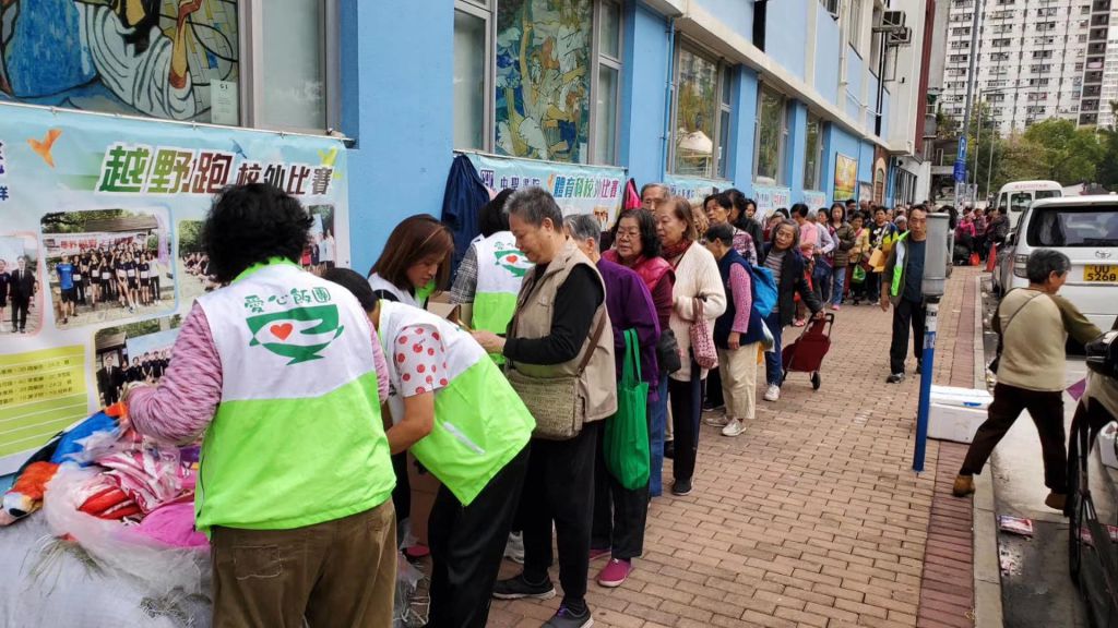 「愛心飯團」疫情下停派飯　改收集生活物資　輪椅贈八旬婆婆街坊