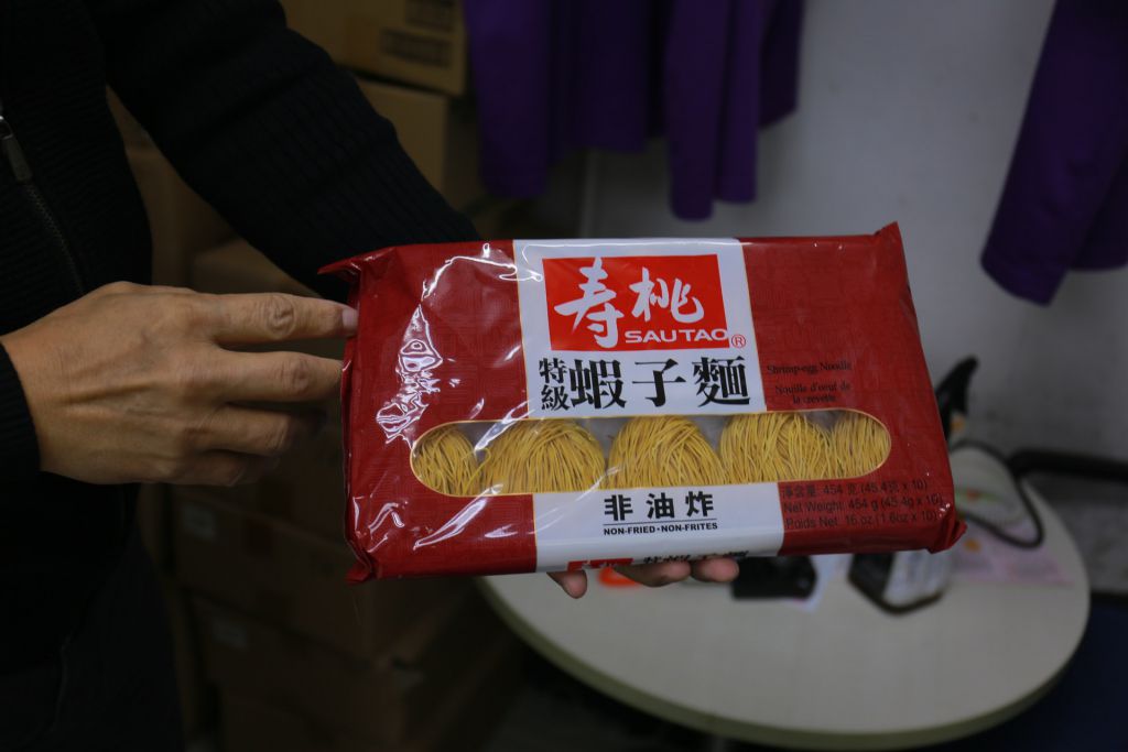 「愛心飯團」疫情下停派飯　改收集生活物資　輪椅贈八旬婆婆街坊