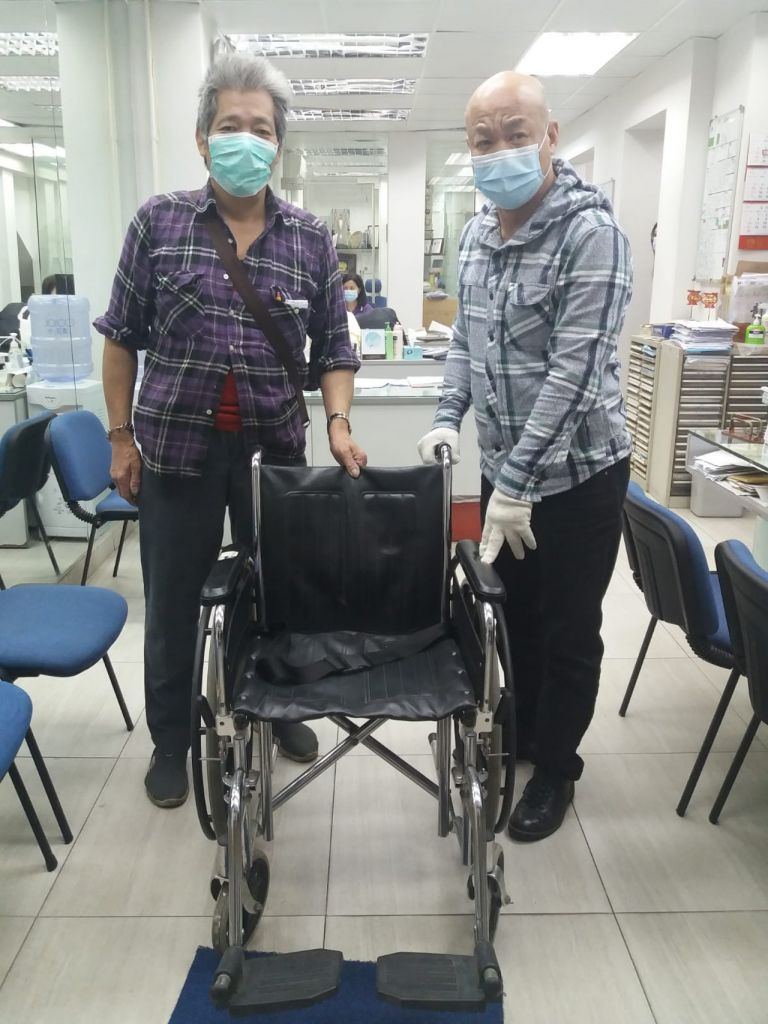 「愛心飯團」疫情下停派飯　改收集生活物資　輪椅贈八旬婆婆街坊