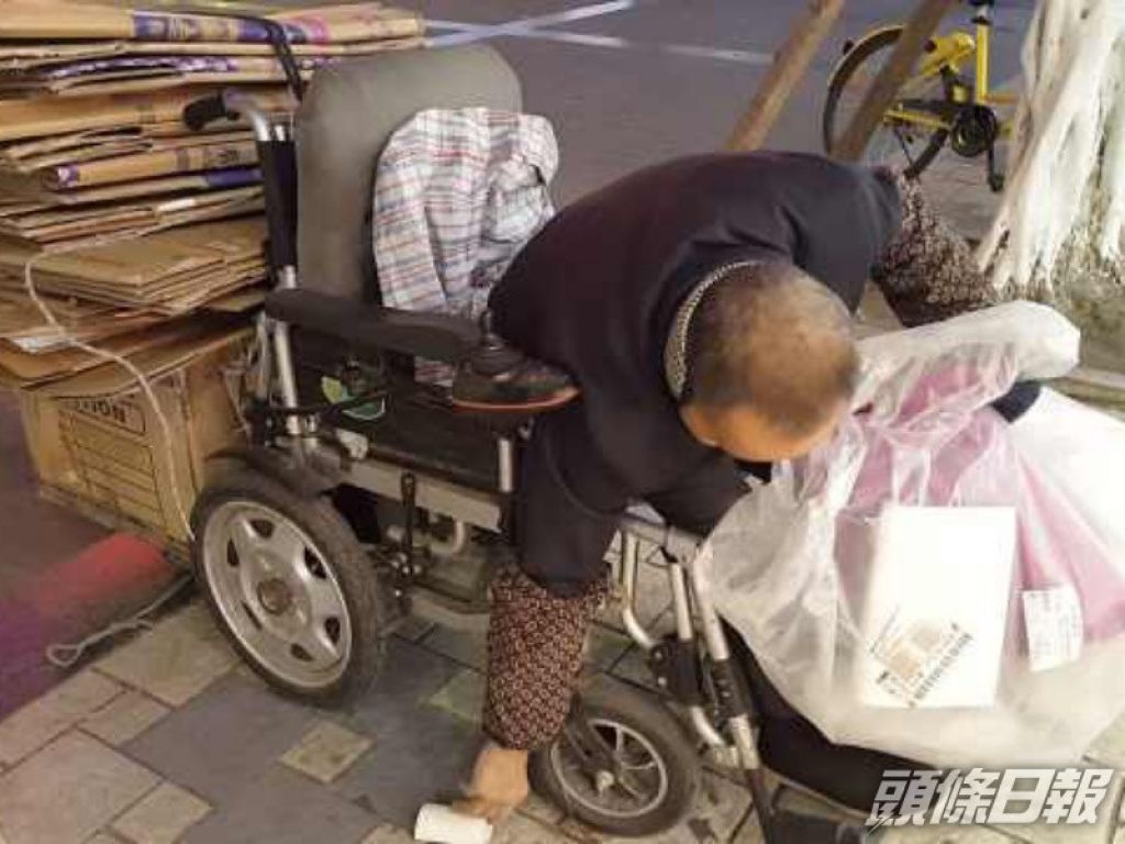 寒冬下同執紙皮糊口 輪椅伯伯求領多盒免費飯予婆婆