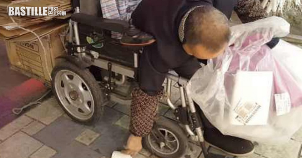 輪椅伯伯負責整理紙皮，婆婆負責執紙皮。