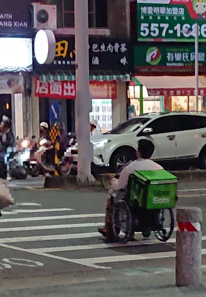 高雄「两轮外送员」搏命送餐 超励志背影网泪崩