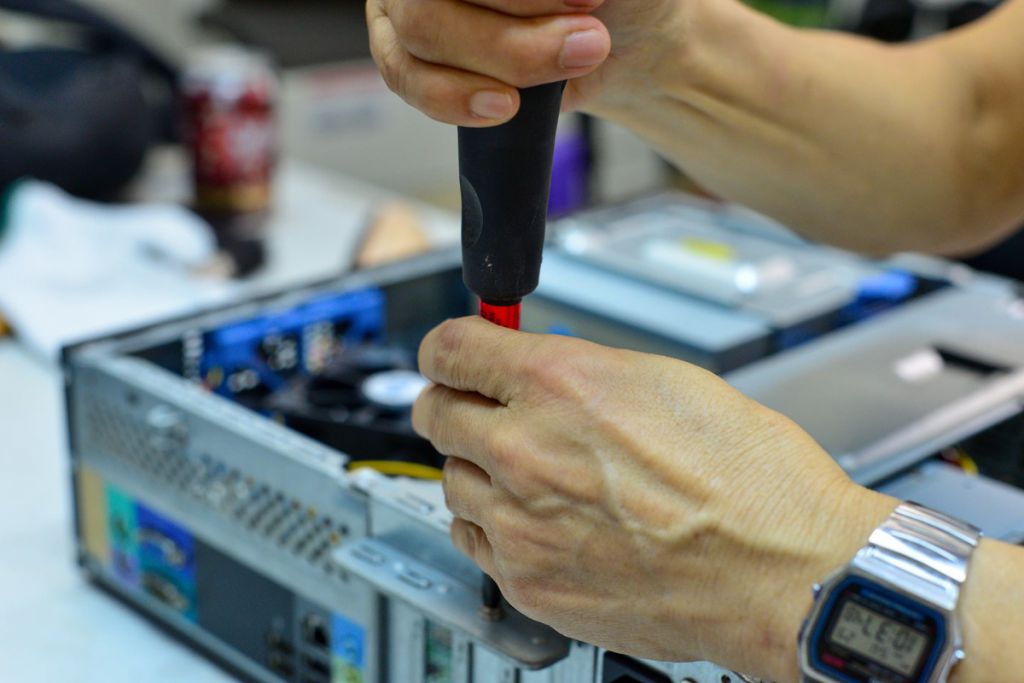 Jessica拿起螺丝批子维修电脑时一点都不比年轻人逊色
（此为摄影师张靖宜所拍摄）