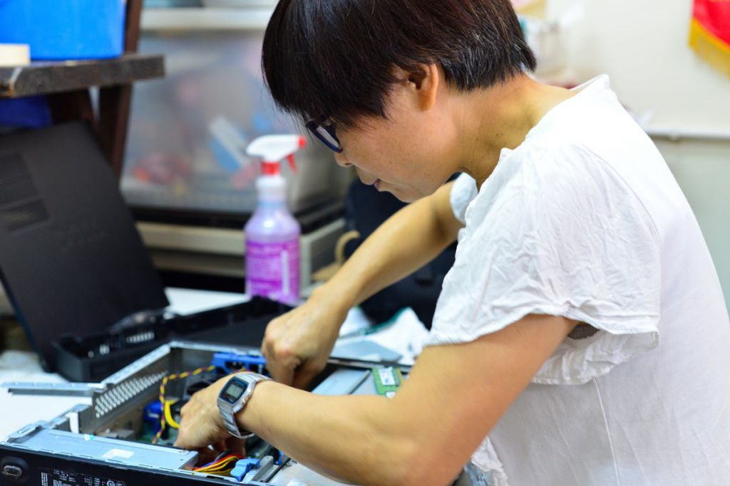 Jessica在维修电脑
（此为摄影师张靖宜所拍摄）