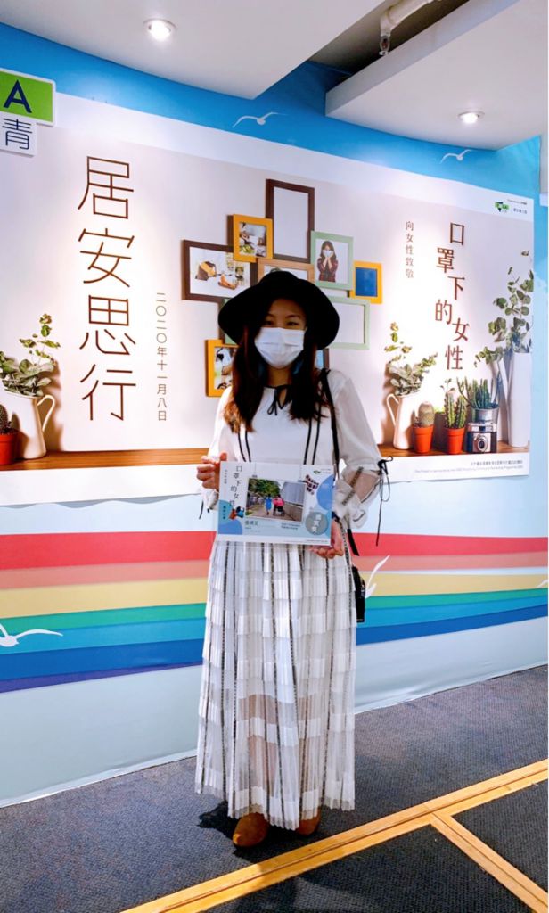 摄影师靖宜拿丽君的照片，亦是书的执面照参加摄影比赛，获得公开组的优异奖，亦是唯一一位以残疾女性为摄影题材的得奖者