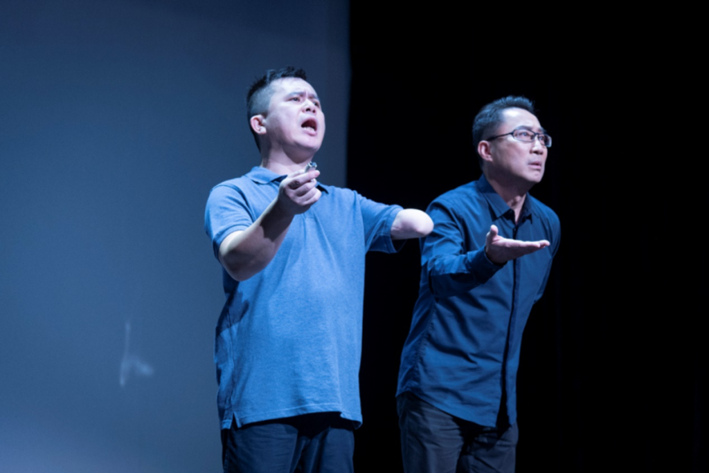 与剧场视形传译员配合演出