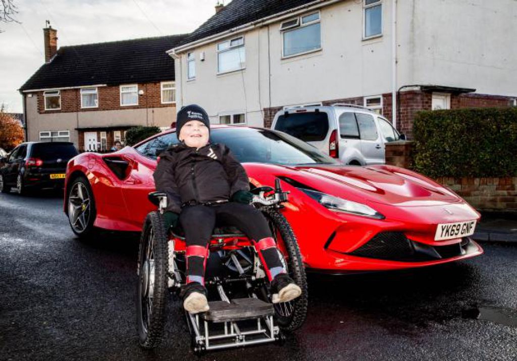 交付超級跑車輪椅有助於實現法拉利瘋狂的羅比的夢想
