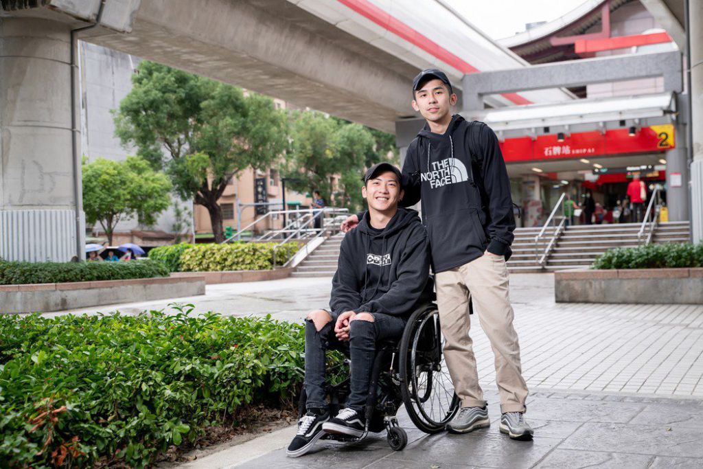 Leo不幸在20歲遇到意外，下半身失去知覺，人生瞬間變調，但他幸運擁有爸媽豐沛的愛與資源支持，陪他開啟新的人生篇章